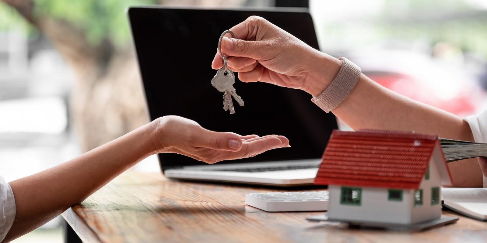Abogado o Agente: Claves para Vender tu Casa