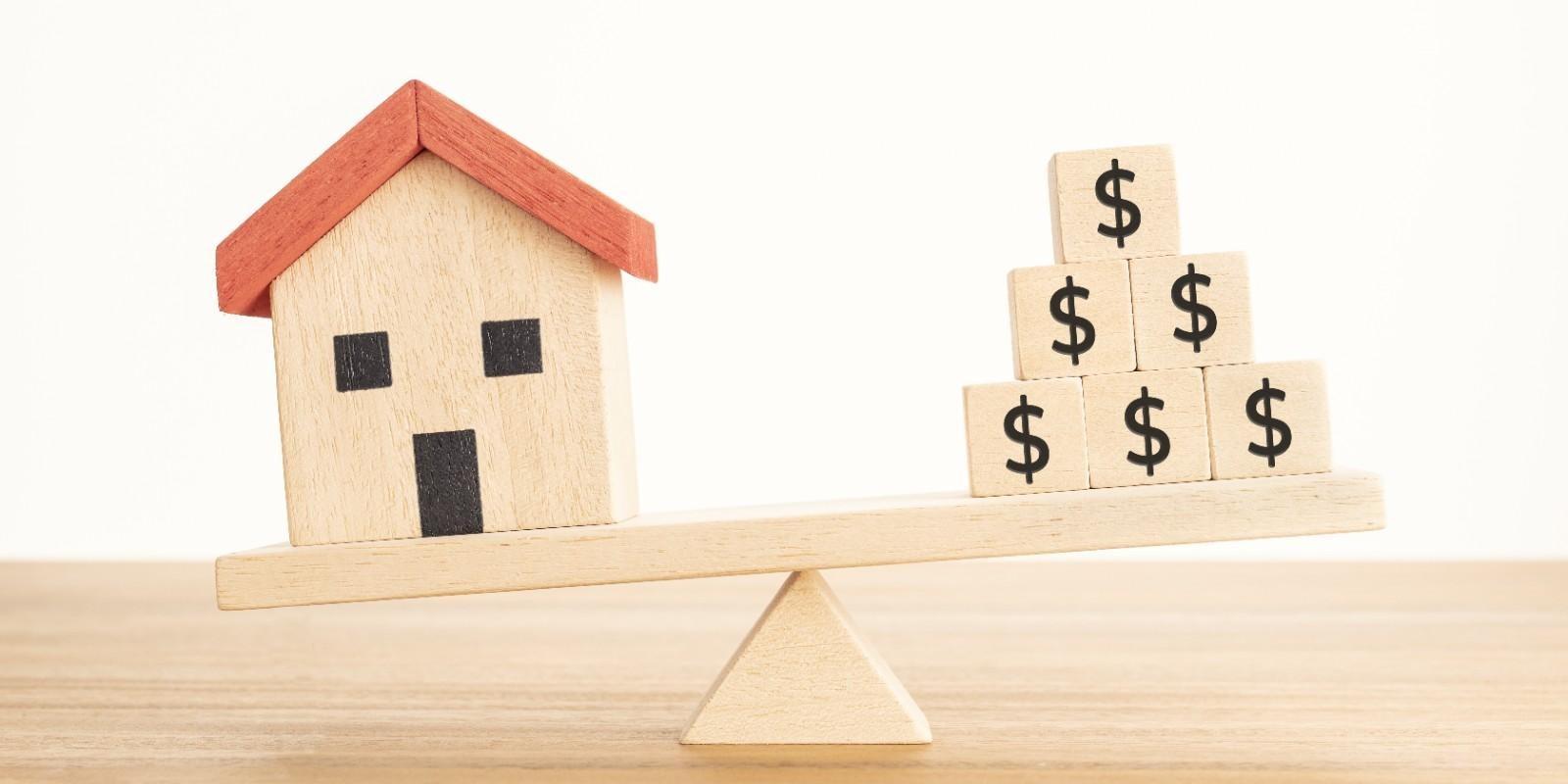 Diferencias entre los precios publicados en portales inmobiliarios y precios reales de venta en Santiago de Compostela