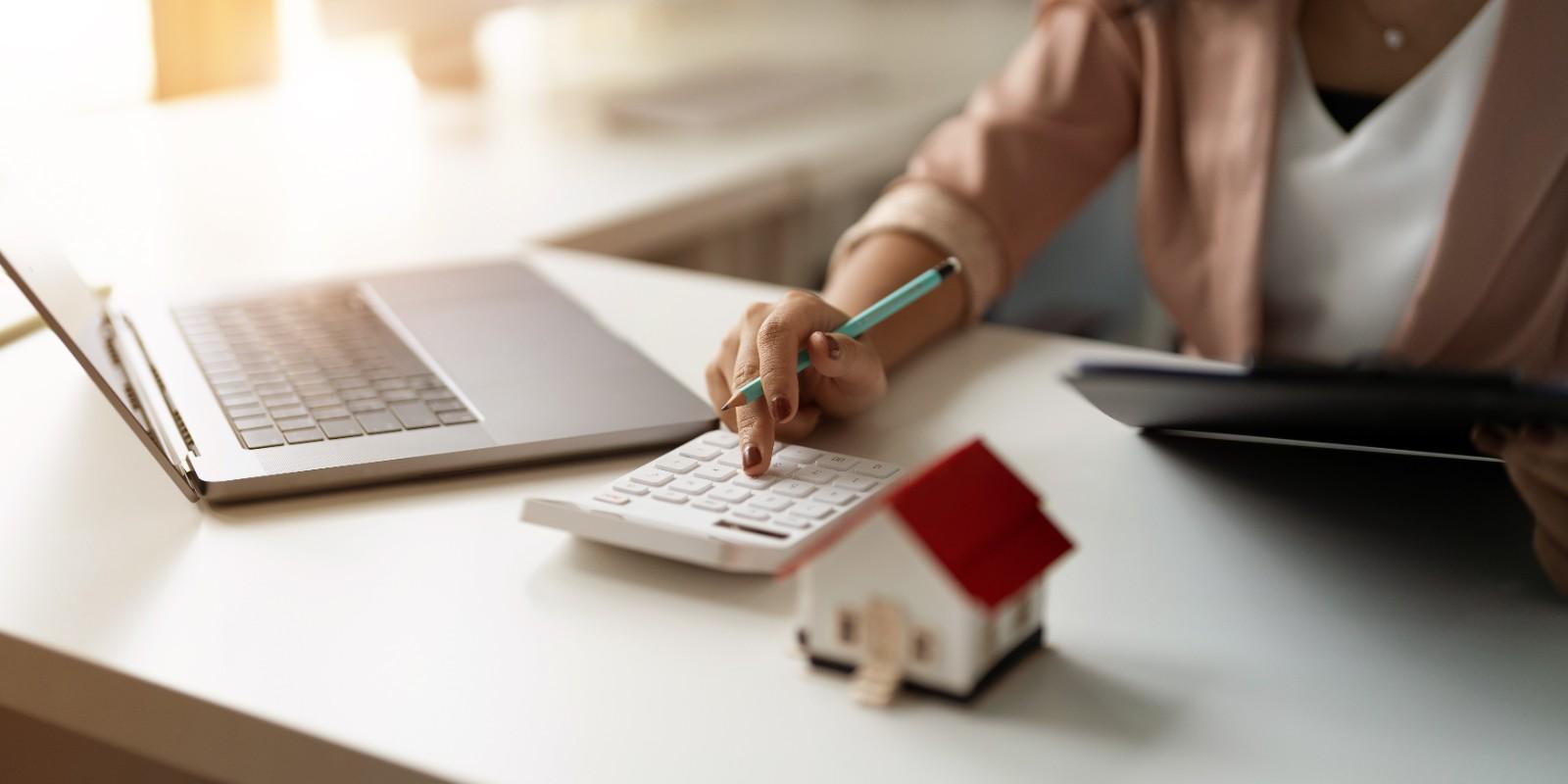 Vender tu vivienda en Santiago de Compostela: ¿Vale la pena hacerlo solo?